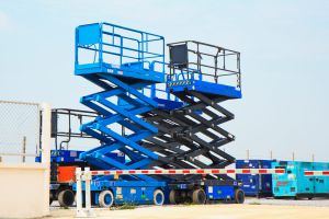 Piattaforma a pantografo blu e nera