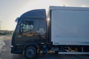 Bagno degli appartamenti: interni con piastrelle ed elementi in legno